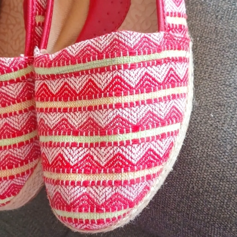boc red geometric fabric espadrilles loafers 9